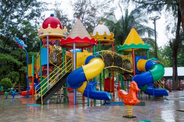 Parktaki çocuk parkı