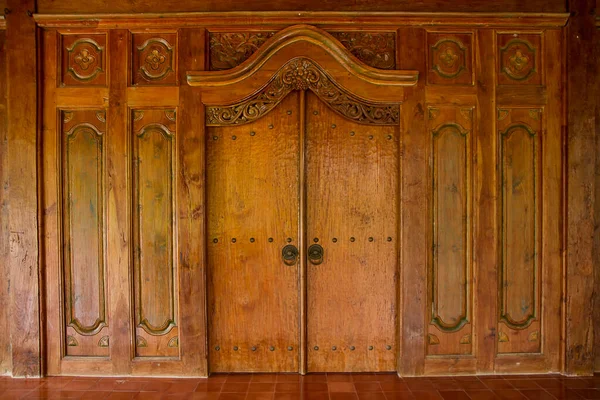 Madeira Velha Teca Tradicional Javanês Joglo Casa Porta — Fotografia de Stock