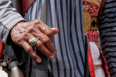 Parmağında agate yüzüğü olan bir adam.