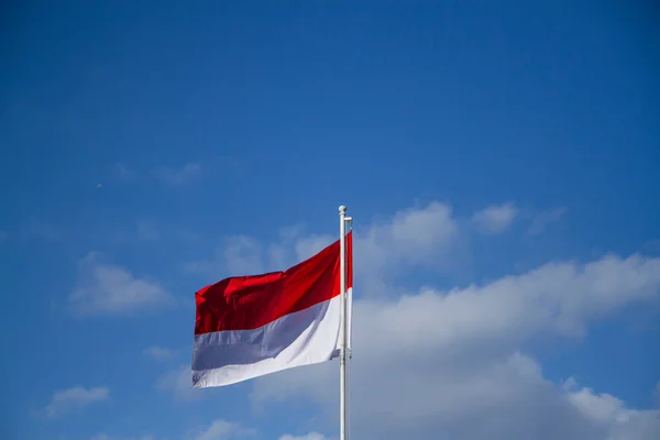 Ινδονησιακή Σημαία Γαλάζιο Ουρανό Και Σύννεφα Στο Φόντο — Φωτογραφία Αρχείου
