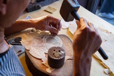 Wayang 'ı gölge kuklası yapma işlemi