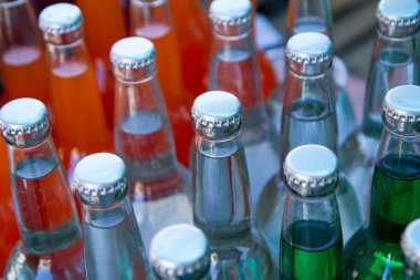 Geleneksel gümüş limonata şişe kapakları