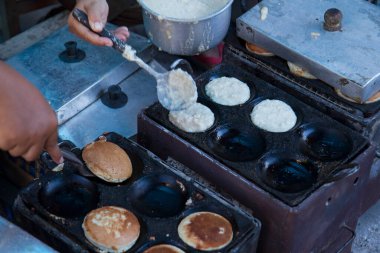 kue apem pirinç unundan yapılan geleneksel java pastasıdır, genellikle ramadhan ayından önce ruwahan / nyadran veya java gelenekleri için kullanılır.