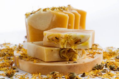 Kek şeklinde doğal el yapımı sabun.