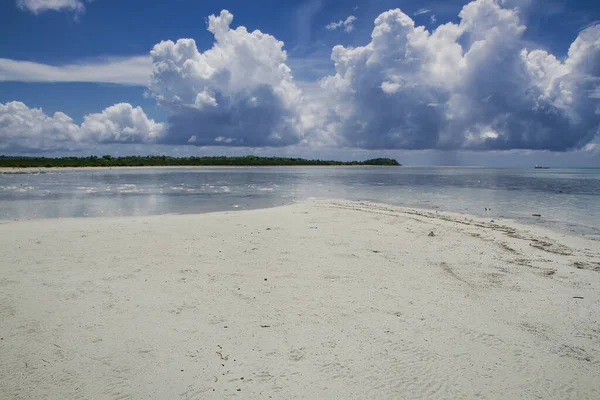 Όμορφη Παραλία Λευκή Άμμο Στο Νησί Cemara Kecil Karimunjawa Ινδονησία — Φωτογραφία Αρχείου