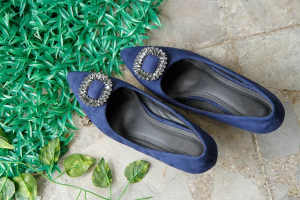 Mulheres Elegantes Sapatos Azuis Com Decoração Grama — Fotografia de Stock