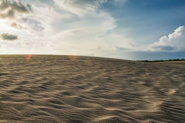 Endonezya 'nın güneyindeki Yogyakarta bölgesinde, Parangkusumo' da kum tepesi.