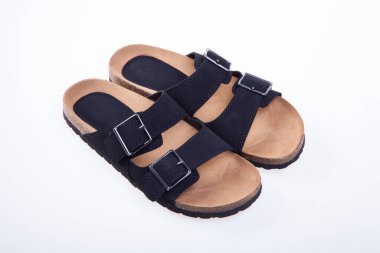 beyaz arkaplanda izole edilmiş bir çift sandalet.