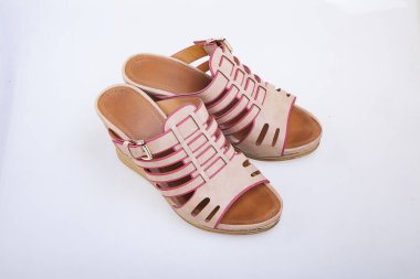 Kadın sandaleti, beyaz arka planda izole, kadın ayakkabısı