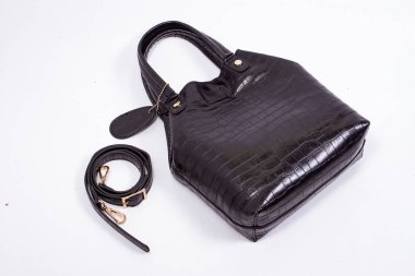 Kadın deri çanta, kırpma yolu olan beyaz arka planda izole edilmiş.