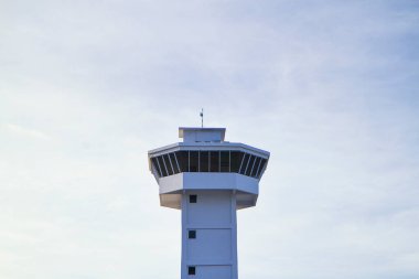 beyaz hava trafik kontrol kulesi