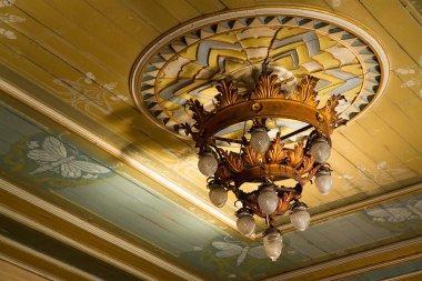 Tjong A Fie malikanesinin tavanında asılı antik lamba, Medan, Kuzey Sumatra, Endonezya