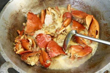 Tavada yengeç. yengeç pişirme işlemi