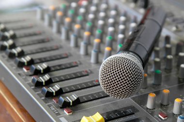 ses karıştırma konsolundaki mikrofon
