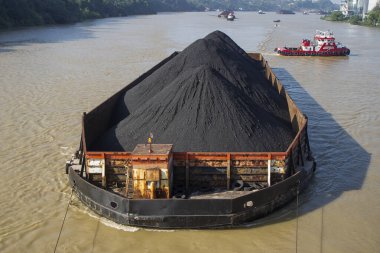 Kömür, Mahakam nehri, Samarinda, Doğu Kalimantan, Endonezya 'daki mavnalarla taşınıyor.