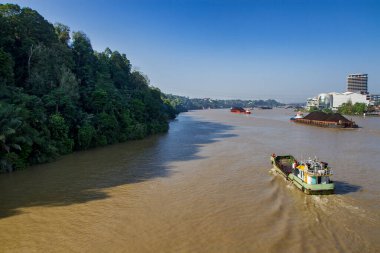 Kömür, Mahakam nehri, Samarinda, Doğu Kalimantan, Endonezya 'daki mavnalarla taşınıyor.