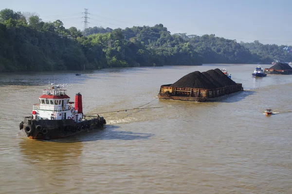 Carbón Transportado Por Las Barcazas Río Mahakam Samarinda Kalimantan Oriental — Foto de Stock