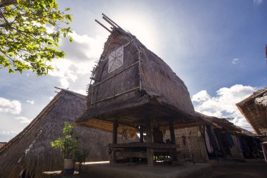 Sade köyü, Lombok, Endonezya 'daki sasak kabilesinin geleneksel evi ve ambarı