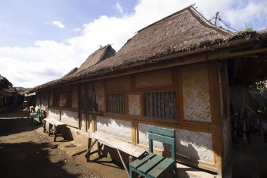 Sade köyü, Lombok, Endonezya 'daki sasak kabilesinin geleneksel evi ve ambarı