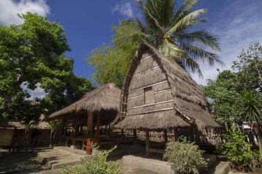 Sade köyü, Lombok, Endonezya 'daki sasak kabilesinin geleneksel evi ve ambarı