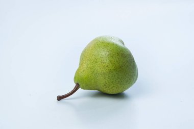 Olgun William armudu beyaz arkaplanda izole.