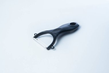 meyve soyma aracı beyaz arkaplanda izole