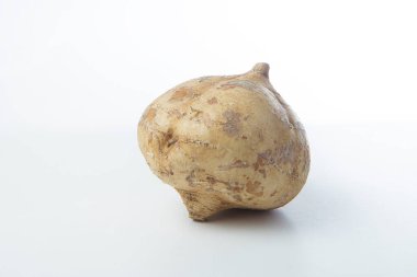 bengkoang veya jicama yer elması beyaz arkaplanda izole edilmiş
