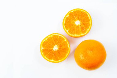 Taze portakal meyveleri beyaz arka planda yarı izole edilmiş.