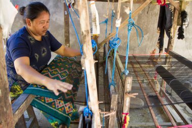 Karangasem, Bali, 7 Nisan 2018 - kadın geleneksel dokuma tezgahlarını kullanıyor