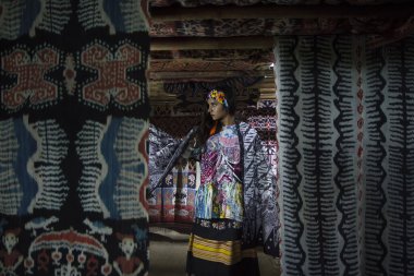 Geleneksel batik ve sumba örgü kumaş giyen güzel Asyalı kadın - Pacitan, 6 Şubat 2018