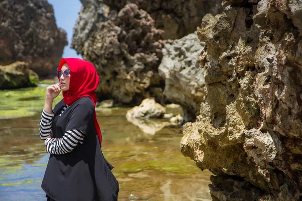 Όμορφη Ινδονησιακή Μουσουλμάνα Τουρίστρια Γυναίκα Στην Παραλία Siung Gunung Kidul — Φωτογραφία Αρχείου