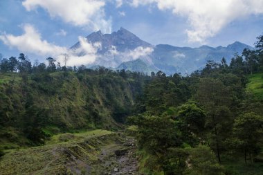 Kalitalang, Yogyakarta, Endonezya 'dan Merapi volkanı manzarası