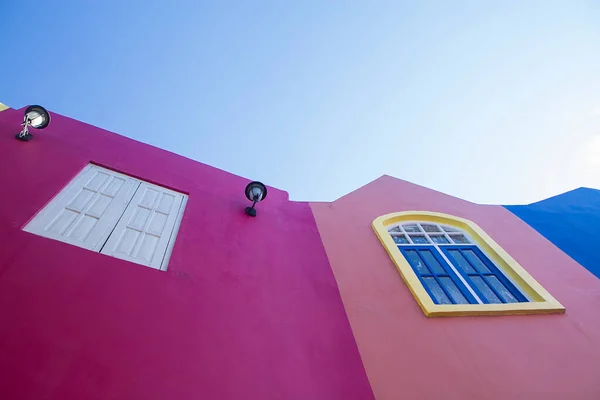 Casa Colorida Construção Contra Céu Azul — Fotografia de Stock