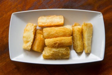 Kızarmış manyok kökü. Brezilya Mandioca Frita (bol yağda kızartılmış cassava / manioc / yuca). Fayjoada tarafı bulaşık, kızarmış manyok kökü. Brezilya Mandioca Frita (bol yağda kızartılmış cassava / manioc / yuca). Feijoada garnitürü