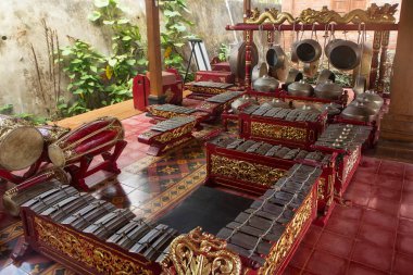 Gamelan geleneksel bir Cava ve bale müzik enstrümanıdır.
