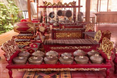 Gamelan geleneksel bir Cava ve bale müzik enstrümanıdır.