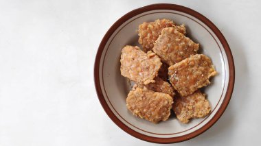 Tempe Goreng. Kızarmış tempeh, ya da soya fasulyeli kek, genellikle Soto Batok ve diğer Cava yemekleriyle servis edilen bir meze. Kopya alanı ile beyaz arkaplanda izole
