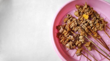 Sate us ya da çivilenmiş bağırsaklar satay. Geleneksel Endonezya sokak yemekleri. Kopyalama alanı olan izolatedon beyaz arkaplanı