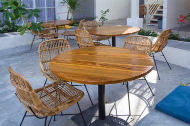 Kafe restoranında masa & hasır rattan sandalye