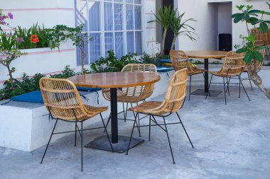 Kafe restoranında masa & hasır rattan sandalye
