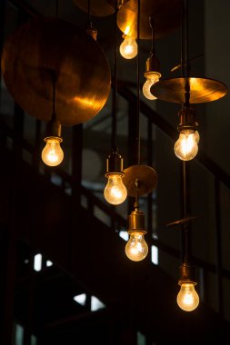Ampul parlak parlak, iç mekan dekore edilmiş.