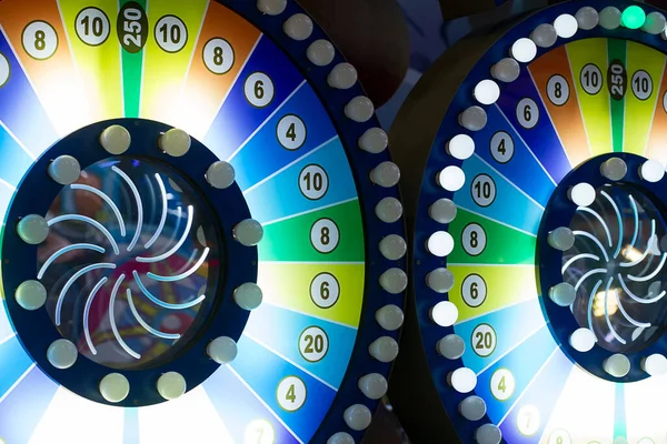 Machine Jeu Arcade Près Roue Géante Avec Sections Colorées Lumières — Photo