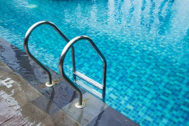 Mavi yüzme havuzuna merdiven dayayın.