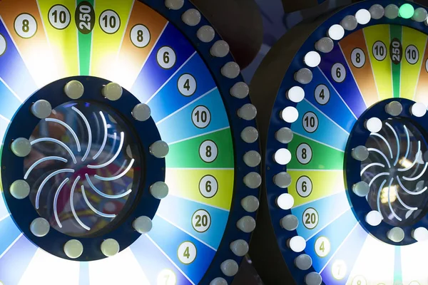 Machine Jeu Arcade Près Roue Géante Avec Sections Colorées Lumières — Photo