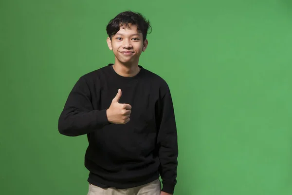 Retrato Joven Hermoso Hombre Asiático Con Fondo Verde Aislado Tumbo —  Fotos de Stock