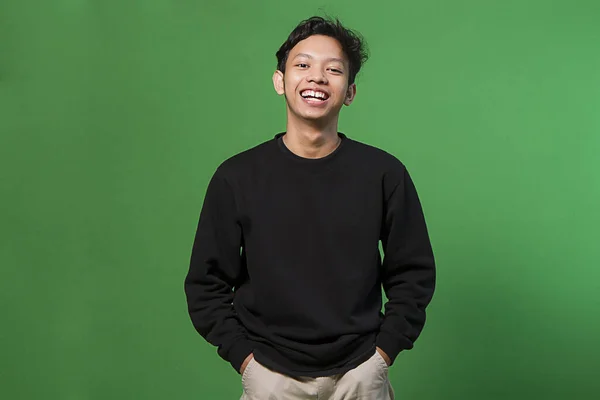 Asiático Hombre Con Feliz Sonrisa Expresión Aislado Sobre Fondo Verde —  Fotos de Stock