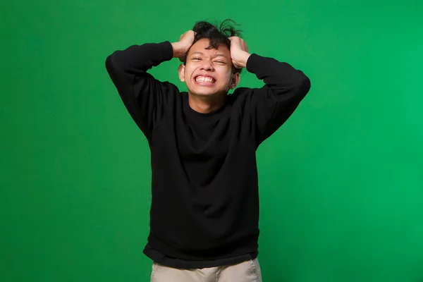 Asiático Hombre Estresado Volverse Loco Tirando Cabello Frustración Aislado Sobre —  Fotos de Stock
