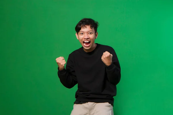 Joven Asiático Sobre Fondo Verde Aislado Muy Feliz Emocionado Haciendo —  Fotos de Stock