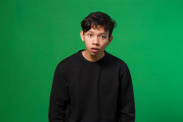 Asiatisk Ung Man Med Blankt Chockerat Uttryck Isolerad Grön Bakgrund — Stockfoto