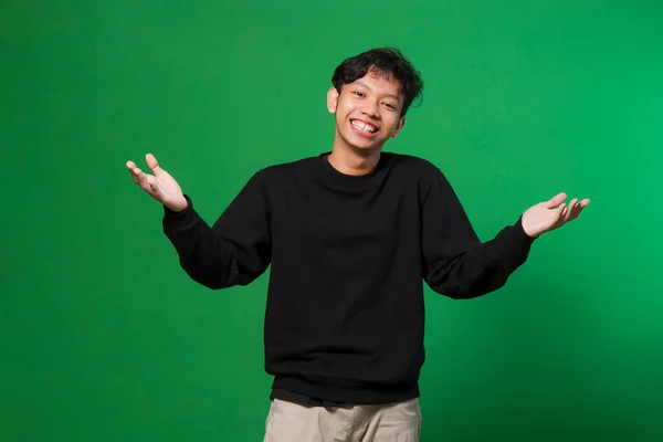 Ung Asiatisk Man Välkomnar Alla Med Armarna Vidöppna Och Ett — Stockfoto